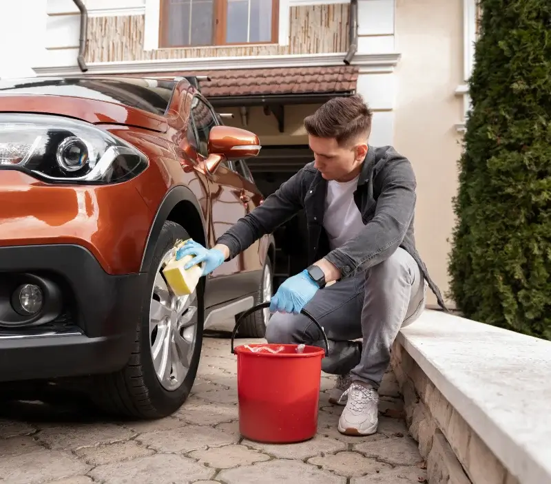 Lavage auto à domicile Tenay : professionnel intervenant sur un véhicule